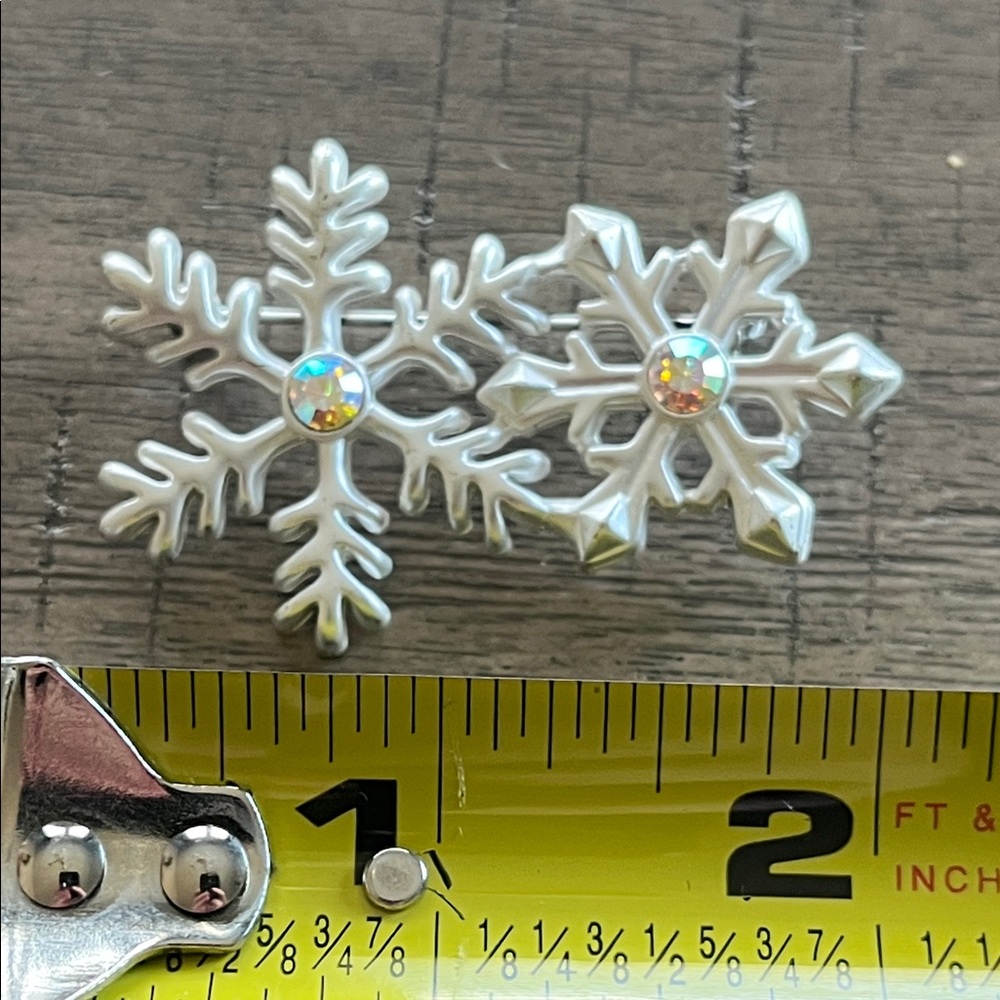 Silver‎ Snowflake Brooch with Iridescent Rhinestone Center - Picture 5 of 6